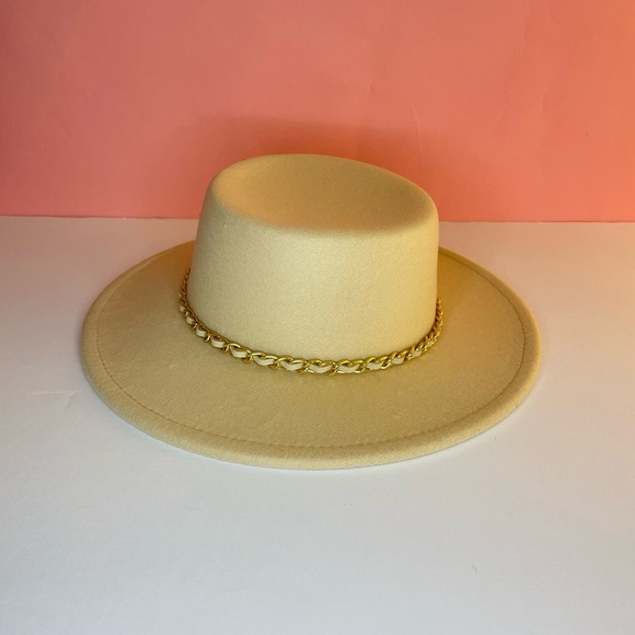 NEW ON TREND FASHION IVORY BRIM HAT GOLD CHAIN ACCENT - Picture 4 of 6